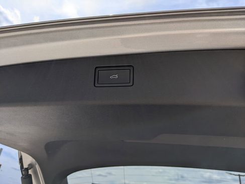 Certified 2025 Volkswagen Tiguan SE AWD/4WD image 28