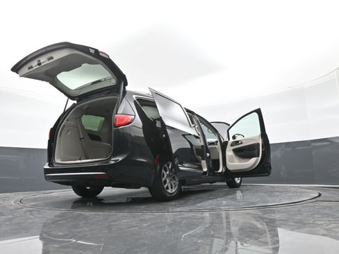 Used 2020 Chrysler Pacifica Touring-L image 50