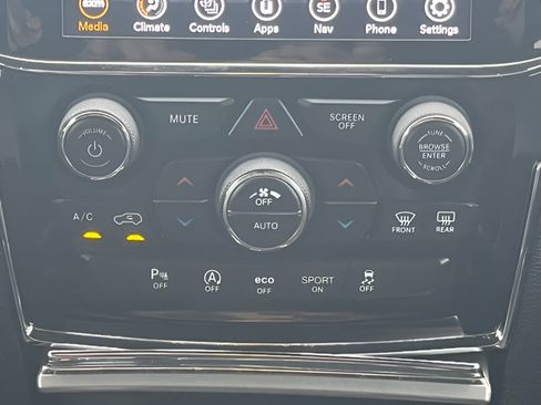 Used 2020 Jeep Grand Cherokee Altitude AWD/4WD image 29