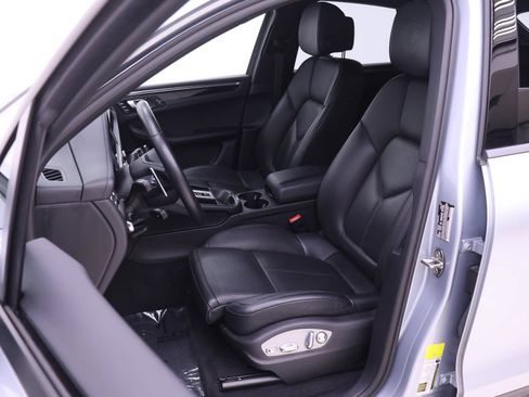 Certified 2024 Porsche Macan AWD/4WD image 5