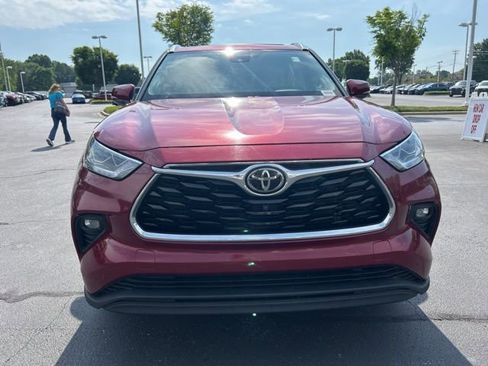 Used 2022 Toyota Highlander Limited FWD image 2