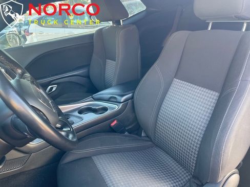 Used 2022 Dodge Challenger SXT image 10