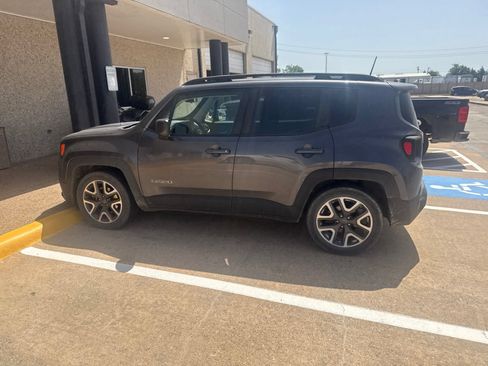 Used 2018 Jeep Renegade Latitude FWD image 5