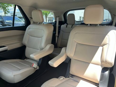 Used 2022 Ford Explorer XLT w/ Equipment Group 202A AWD/4WD image 13