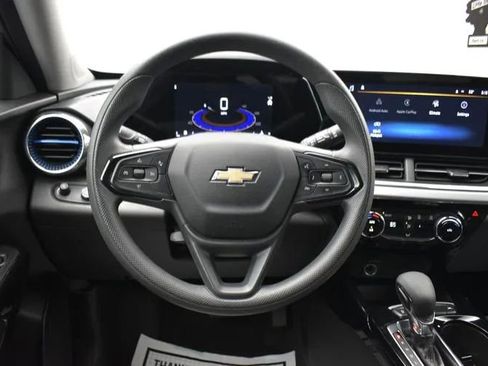 Used 2025 Chevrolet Trax LT FWD image 20