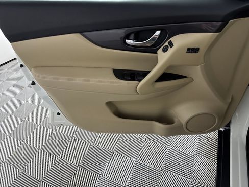 Used 2020 Nissan Rogue SV w/ Premium Package FWD image 10