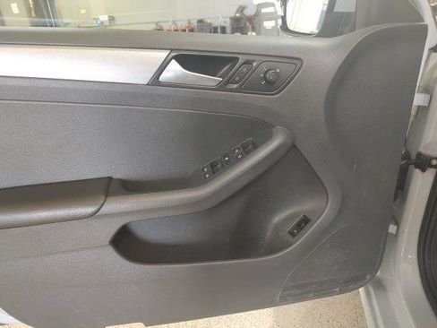 Used 2017 Volkswagen Jetta SE image 18