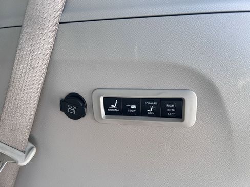 Used 2017 Chrysler Pacifica Limited w/ UConnect Theater Package FWD image 16
