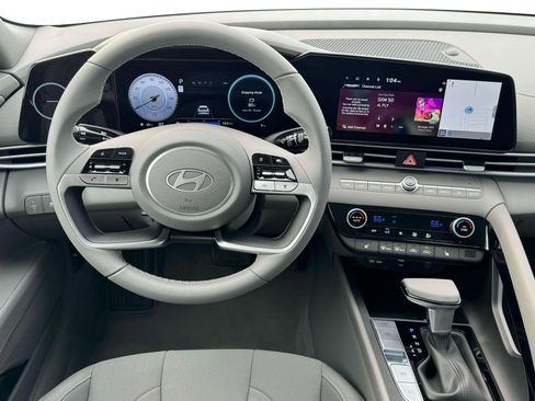 Used 2025 Hyundai Elantra SEL FWD image 17
