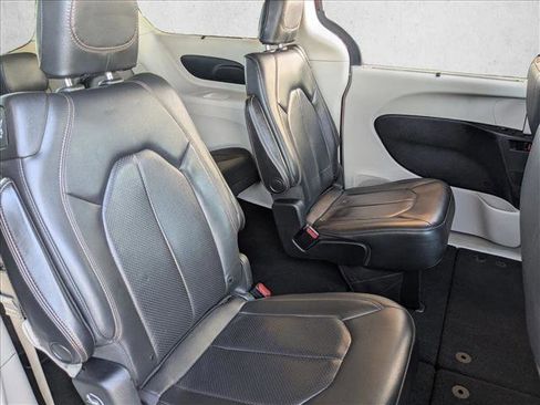 Used 2020 Chrysler Pacifica Touring-L FWD image 20