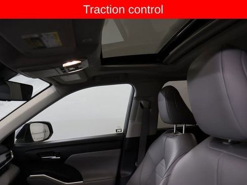 Used 2023 Toyota Highlander XLE AWD/4WD image 14