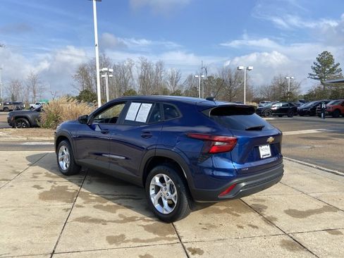 Used 2024 Chevrolet Trax LS w/ LS Convenience Package image 7