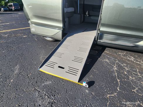 Used 2020 Toyota Sienna LE FWD image 23