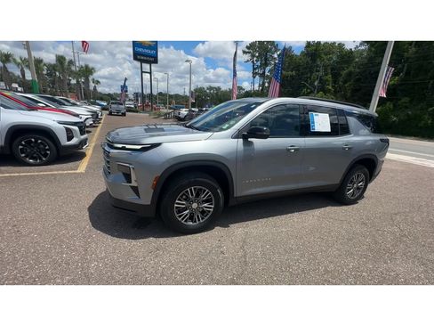 Used 2025 Chevrolet Traverse LT FWD image 6