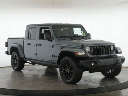 Used 2024 Jeep Gladiator Sport image 2