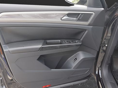 Used 2020 Volkswagen Atlas Cross Sport SE FWD image 11