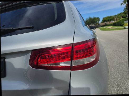 Used 2019 Mercedes-Benz GLC 300 w/ Premium Package image 29