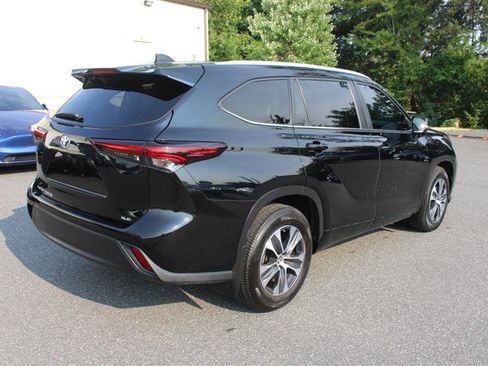 Used 2024 Toyota Highlander XLE FWD image 8
