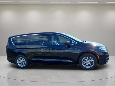 Used 2025 Chrysler Pacifica Select FWD image 2