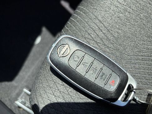 Used 2025 Nissan Rogue SV FWD image 27