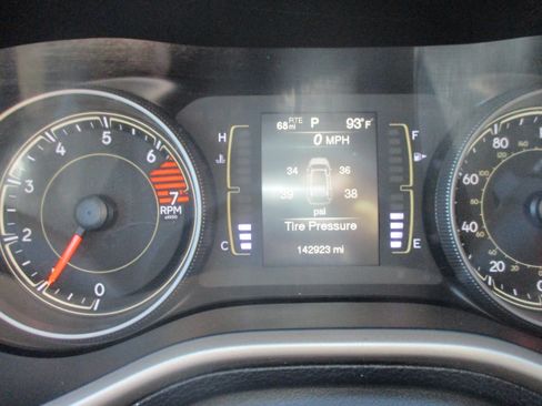 Used 2017 Jeep Cherokee Sport FWD image 19