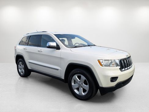 Used 2011 Jeep Grand Cherokee Laredo image 3