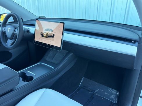 Used 2022 Tesla Model Y Long Range image 15