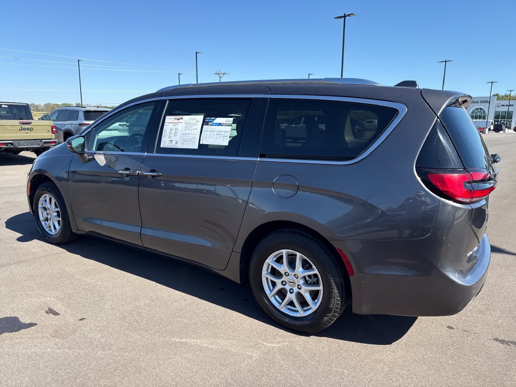Used 2021 Chrysler Pacifica Touring-L FWD image 3