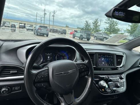 Certified 2020 Chrysler Pacifica Touring w/ S Appearance Package FWD image 5
