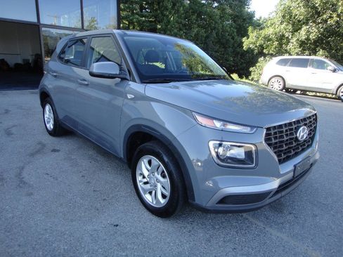 Used 2023 Hyundai Venue SE FWD image 3