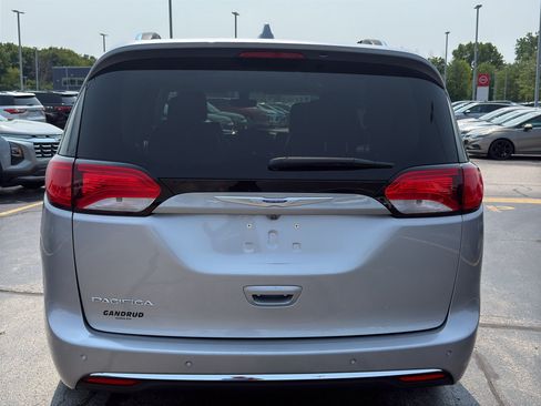 Used 2018 Chrysler Pacifica Touring-L w/ Tire & Wheel Group FWD image 7