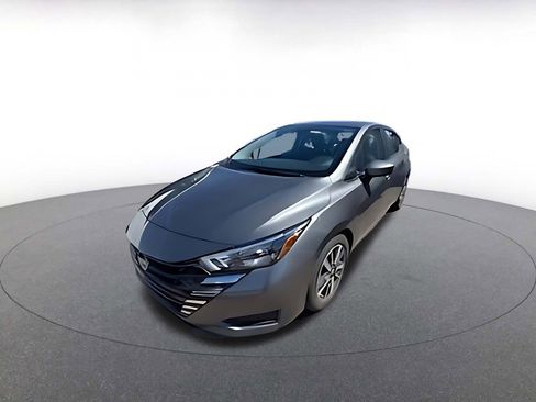 Used 2025 Nissan Versa SV image 4