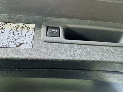 Used 2024 Toyota Highlander XLE image 7