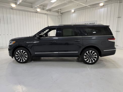 Used 2023 Lincoln Navigator L Reserve image 2