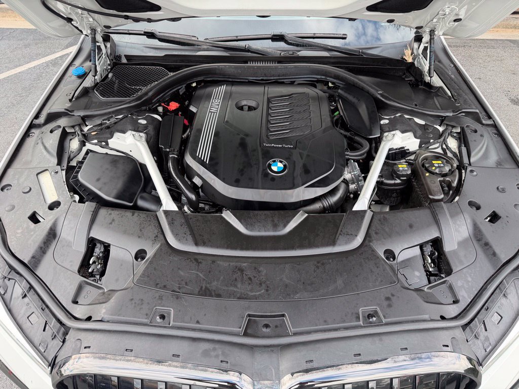 Used 2022 BMW 740i w/ M Sport Package RWD image 6