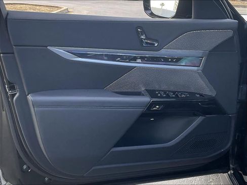 Used 2023 BMW 740i image 22