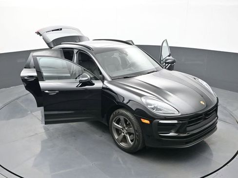 Certified 2025 Porsche Macan AWD/4WD image 33
