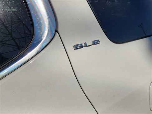 Used 2023 GMC Acadia SLE w/ Driver Convenience Package image 9