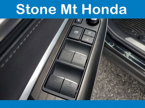 Used 2024 Toyota Venza Limited image 18