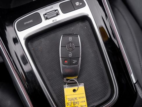Used 2024 Mercedes-Benz GLB 250 4MATIC w/ Winter Heating Package image 31