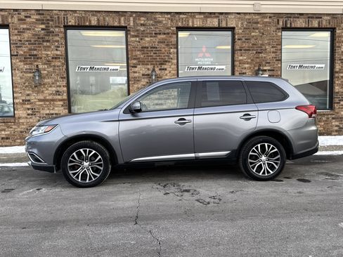 Used 2018 Mitsubishi Outlander SE image 2