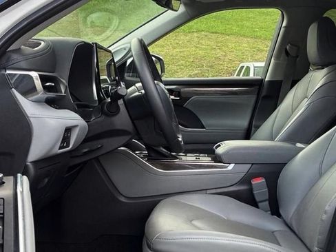 Used 2026 Toyota Highlander Limited AWD/4WD image 9