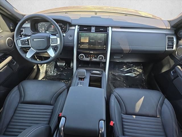 Used 2025 Land Rover Discovery Dynamic SE AWD/4WD image 9