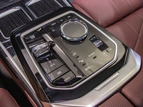 Used 2026 BMW 750e xDrive image 19