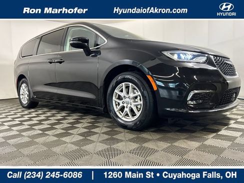 Used 2024 Chrysler Pacifica Touring-L FWD image 1