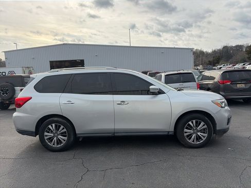 Used 2019 Nissan Pathfinder SV image 8