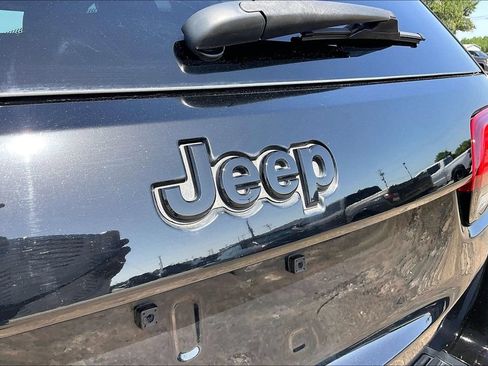 Used 2018 Jeep Grand Cherokee Altitude RWD image 27