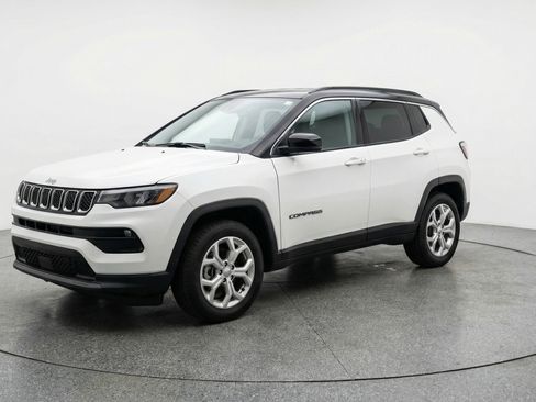 Used 2025 Jeep Compass Latitude AWD/4WD image 3