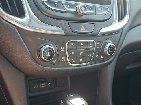 Used 2020 Chevrolet Equinox LT FWD image 16