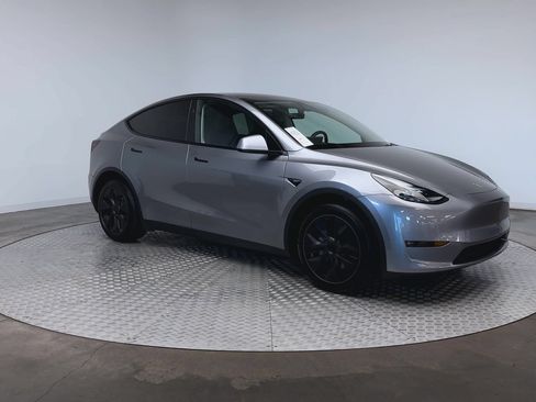 Used 2025 Tesla Model Y Long Range AWD/4WD image 2